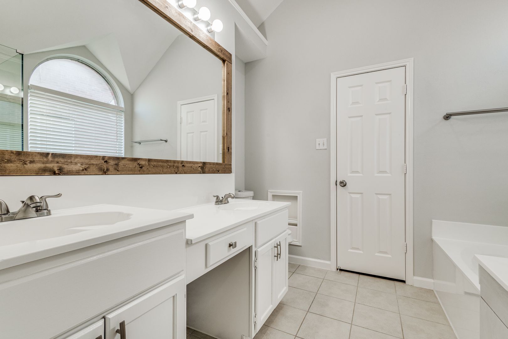 Building Photo - 2317 Suntree Ln