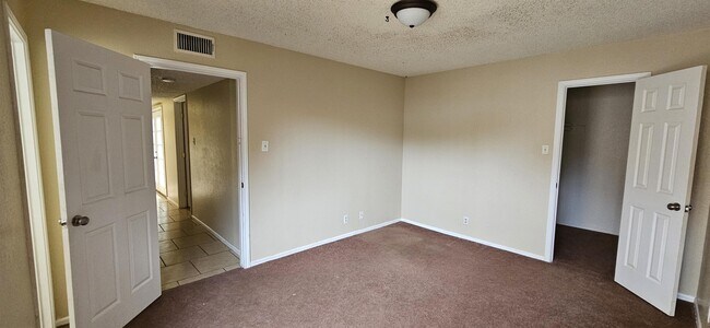 Building Photo - 4229 Siesta Ln