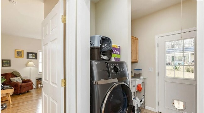 Building Photo - 477 Probart St