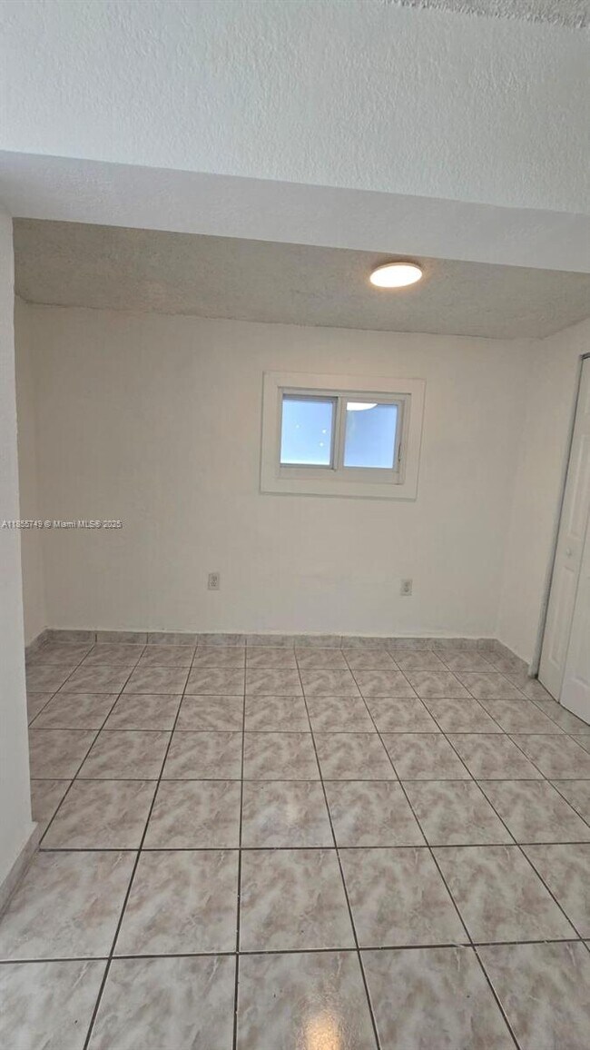 Building Photo - 265 W 53rd Terrace