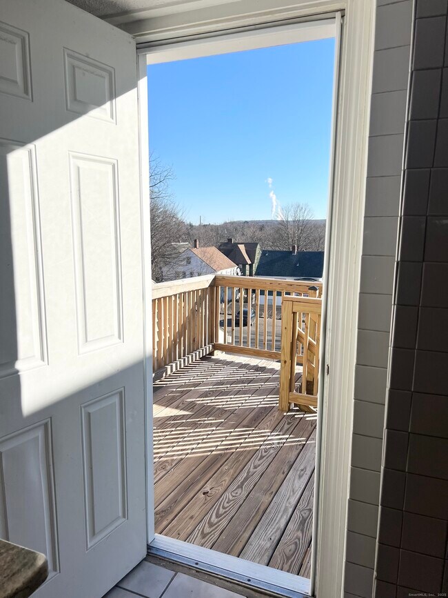 Building Photo - 204 S Main St