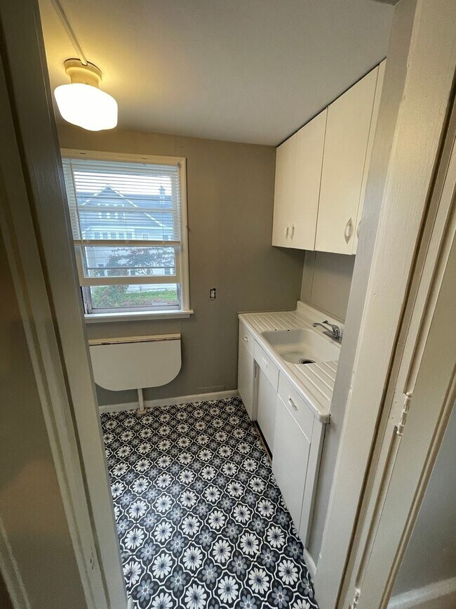 Building Photo - Mansion Studio w/original 1902 bath - sepa...