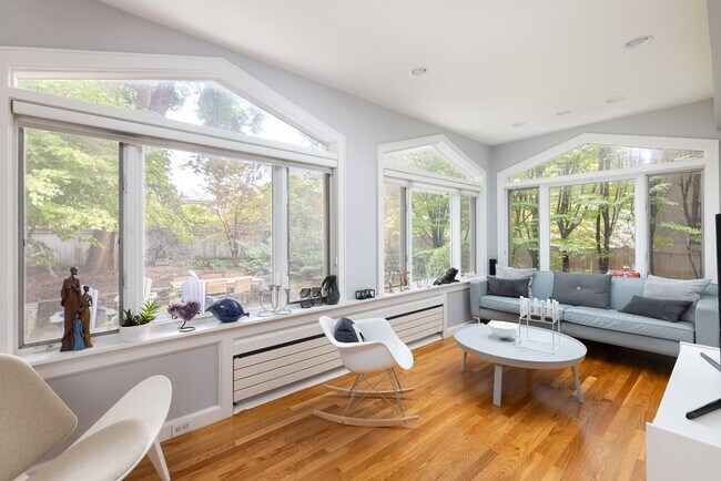 Building Photo - 17 Willow St