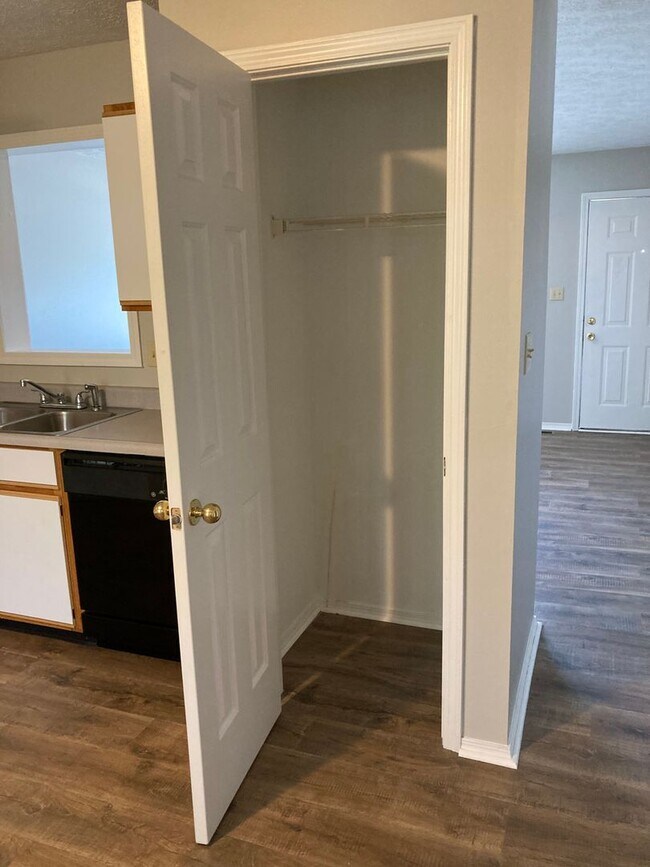 Building Photo - 3 Bedroom, 1.5 bath Home