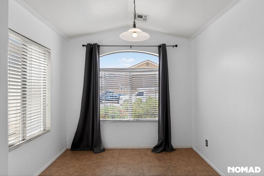 Building Photo - 5719 S 31st Dr