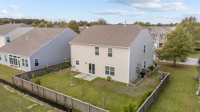 Building Photo - Lake View Four Bedroom 2.5 Bath Home