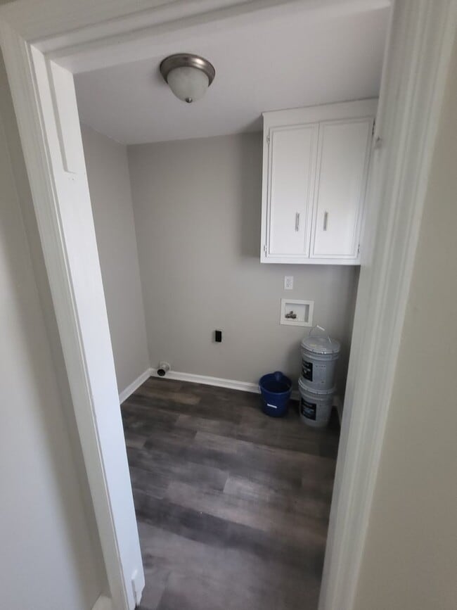 Building Photo - 3 bdroom 1.5 bath off Tobacco Rd