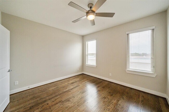 Building Photo - 5815 E Post Oak Ln