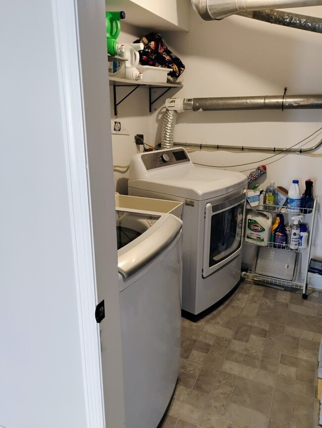 Building Photo - 4958 Oak Ln