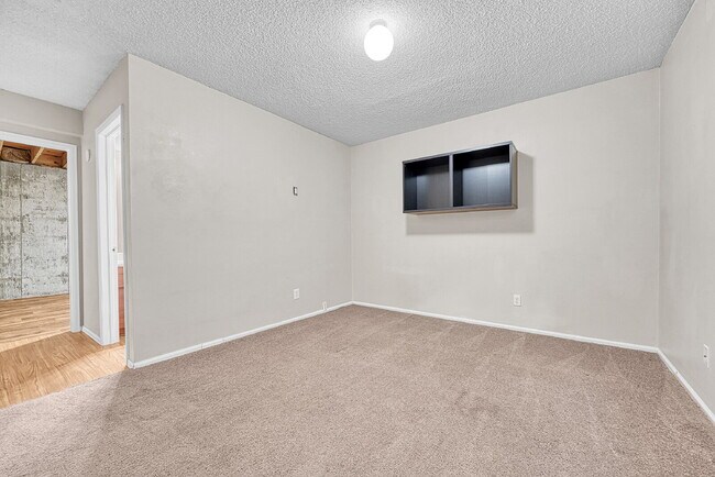 Building Photo - $2,350.00, 2-bed, 2.5-bath townhouse in th...