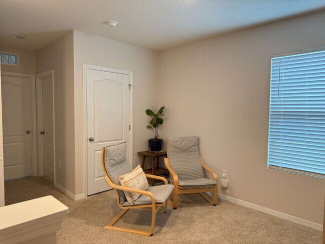 Building Photo - Large 4 Bedroom/2.5 Bathroom Home in Thompson Grove