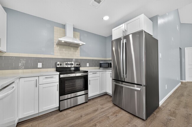 Building Photo - 10106 Shadow Pine Dr