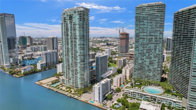 Building Photo - 480 NE 30th St