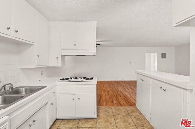 Building Photo - 15540 Moorpark St