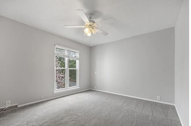 Building Photo - Welcome to this charming 2-bedroom, 1.5-ba...