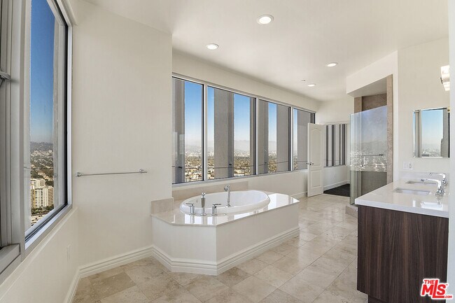 Building Photo - 5670 Wilshire Blvd