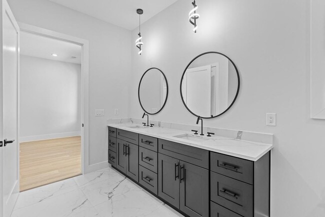 Building Photo - 555 Versailles Dr