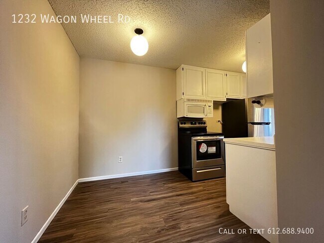 Building Photo - 3 Bed 3 Bath Townhome - 2 Car Attached Gar...