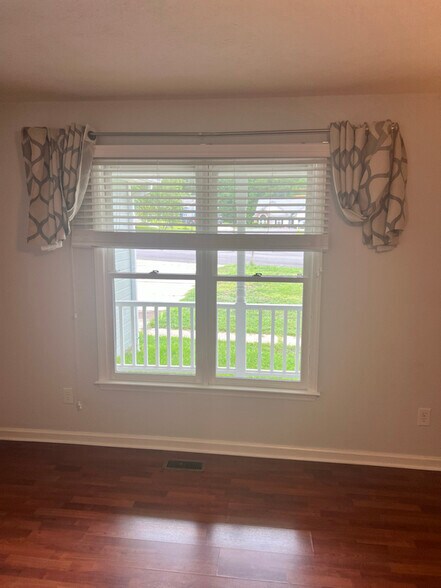 Building Photo - 400 Abbottswood Dr