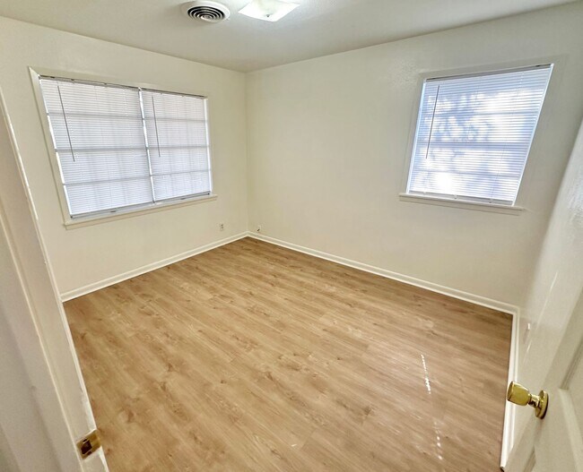 Building Photo - AVAAILABLE NOW !!