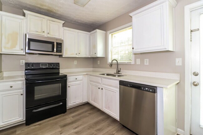 Building Photo - 1000 Weatherwood Pl NE