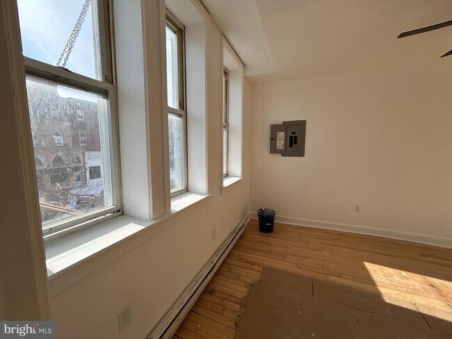 Building Photo - 2823 W Girard Ave