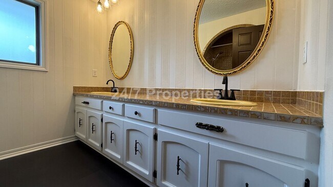 Building Photo - Sprawling 5 BD | 3 BA with Basement - Gresham