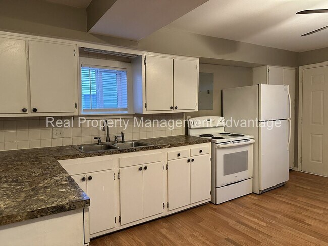 Building Photo - Cute Three-Bedroom with Large Deck!