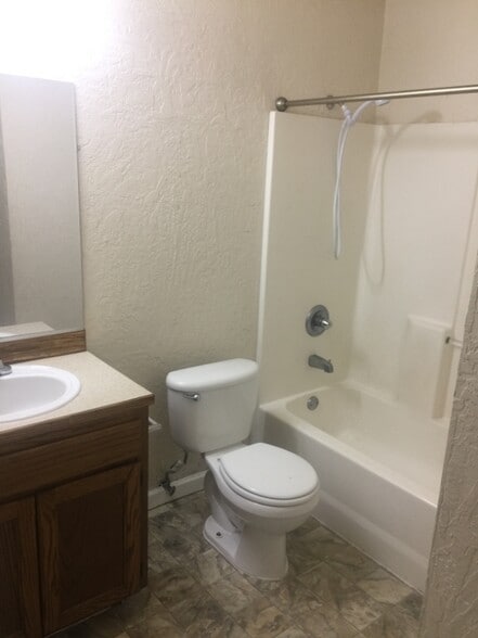 Building Photo - 3400 Meadowbrook Cir