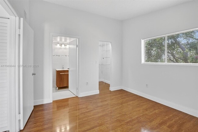 Building Photo - 400 Palm Cir W