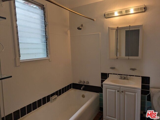 Building Photo - 634 S Gramercy Pl