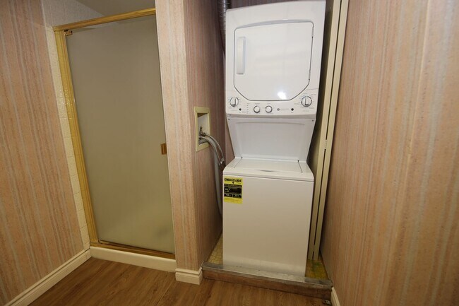 Building Photo - CENTRAL LOCATION - TROPICANA/MARYLAND AREA - 2 BED/2 BATH