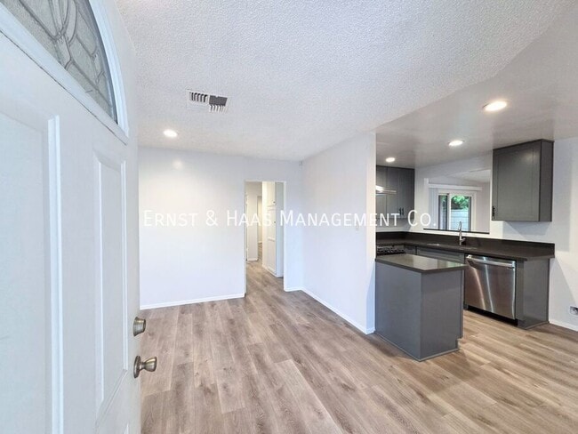 Building Photo - 904 S Kenmore St