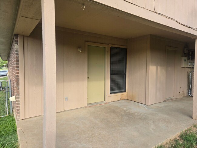 Building Photo - Affordable & Charming 2/1 Move in NOW!!!