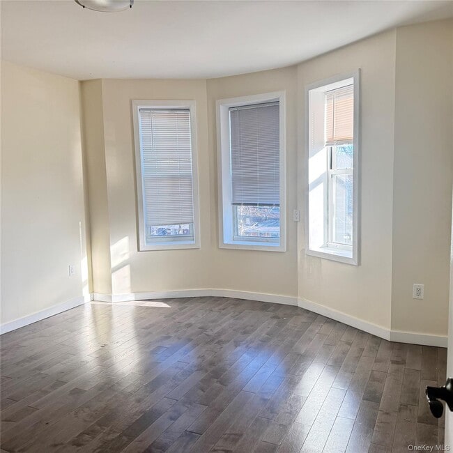 Building Photo - 76-19 85th Dr