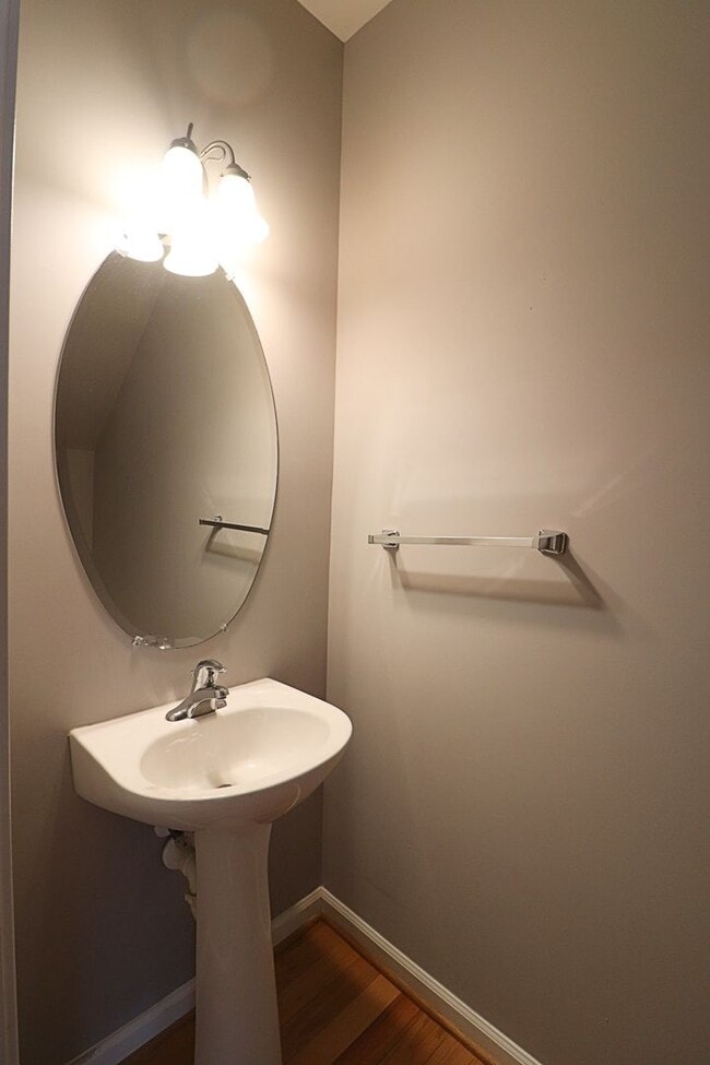 Building Photo - Great 3 Bed 2.5 bath townhome in Sunset Po...