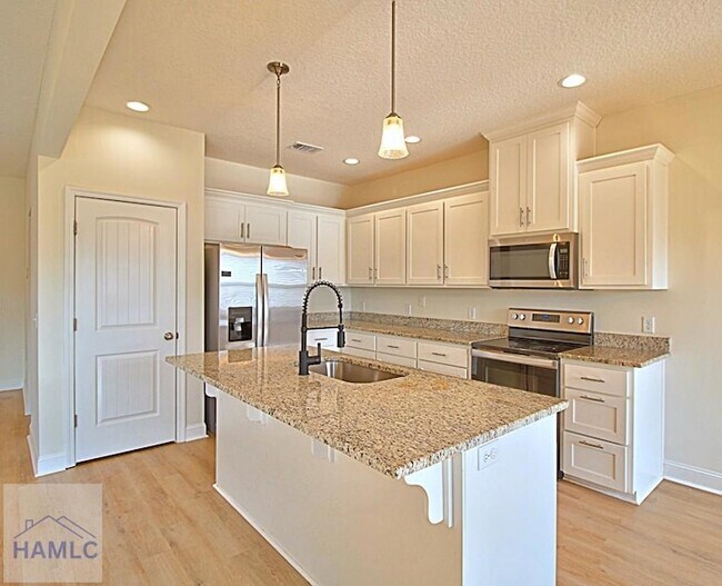 Building Photo - 302 Mcclelland Lp NE