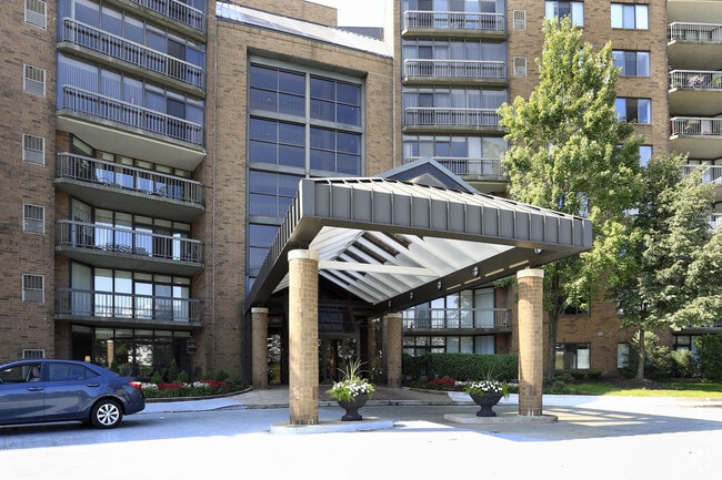 Building Photo - Four Seasons Apartments