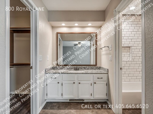 Building Photo - 800 Royal Ln