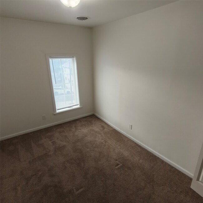 Building Photo - 145 Floral Ave