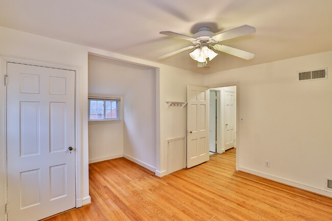 Building Photo - Spacious, Accessible Downtown Silver Spring Townhome!!.... Renovated Kitchen, Finished Basement, ...