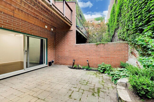 Building Photo - 171 W Goethe St