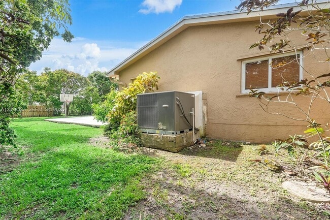 Building Photo - 13241 SW 99th Ct