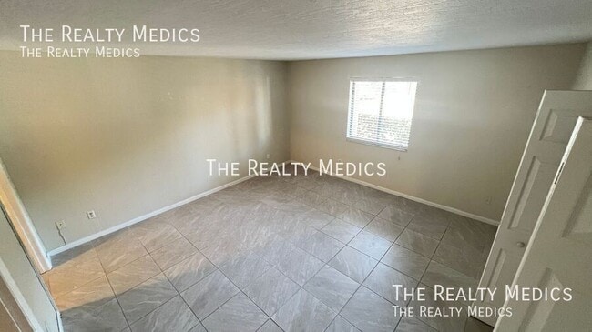 Building Photo - 2130 Forest Knoll Dr NE