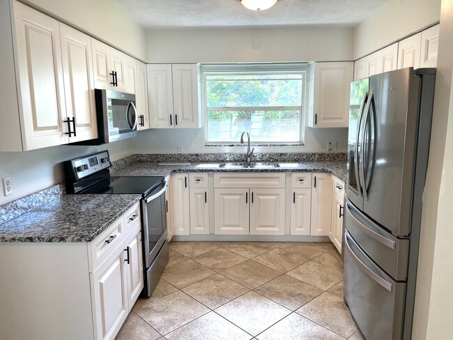 Building Photo - Spacious 2 Bed/2Bath House for Rent in West Bradenton