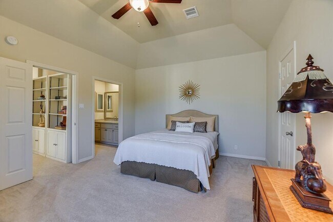 Building Photo - 4545 Golf Vista Dr