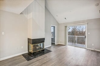 Building Photo - Great 3+2+ Loft in Germantown!