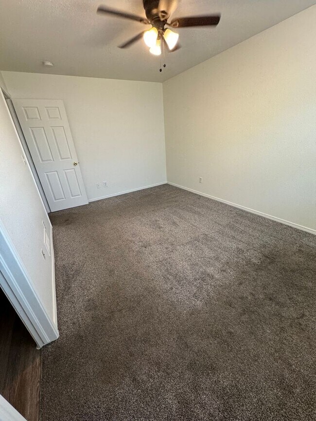 Building Photo - Beautiful 4 bedroom house avail 6/12