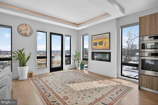 Building Photo - 911 S Oak St