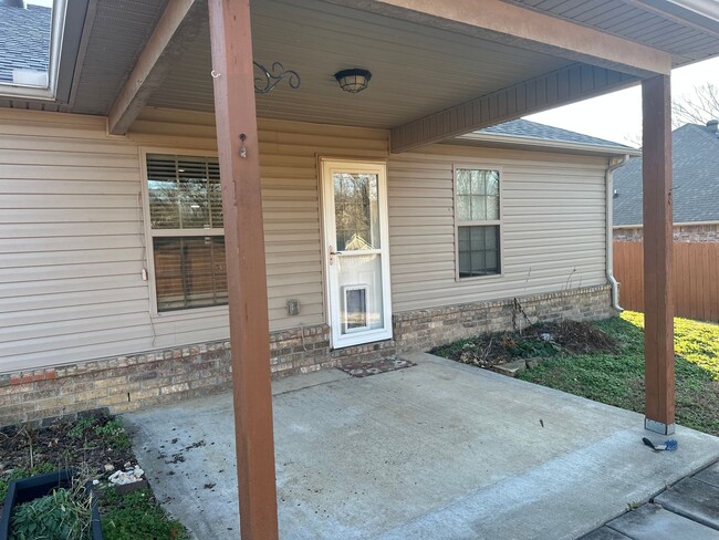 Building Photo - Available Now! Beautiful 4-Bedroom, 2-Bathroom Springdale Home w/ Fenced-In Yard and Covered Patio